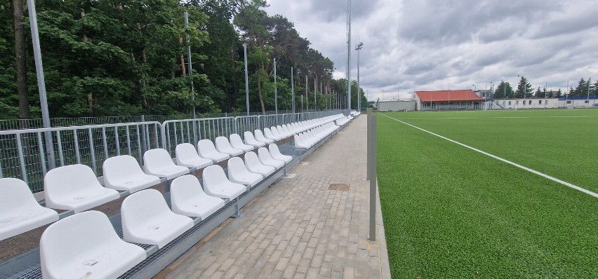 Trybuny na nowym stadionie w Koninie już są. Krzesła tworzą nazwę miasta
