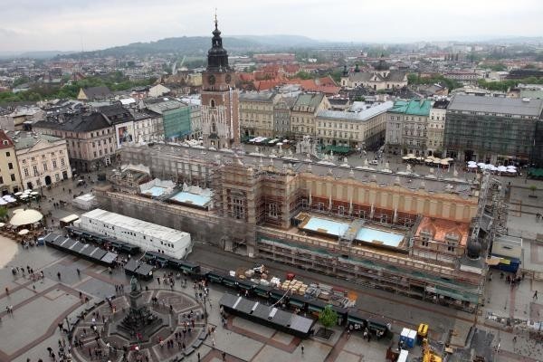 Kraków: rozkopują Rynek Główny na oczach turystów