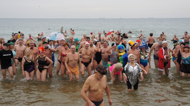 Niemal 120 osób wzięło udział w noworocznej kąpieli morsów w ...