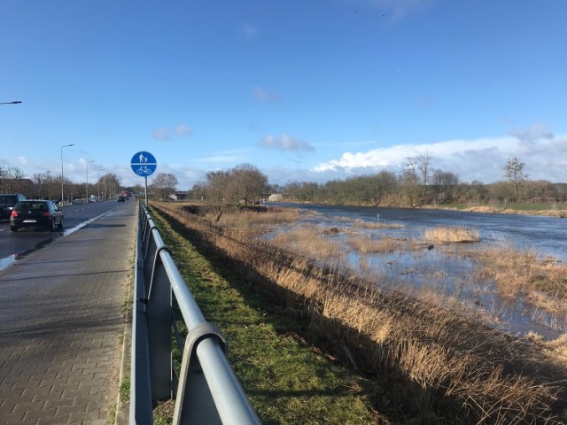 64 centymetry brakują do tego, by rzeka Warta osiągnęła poziom ostrzegawczy w Międzychodzie. Są już podtopienia (21.02.2022).