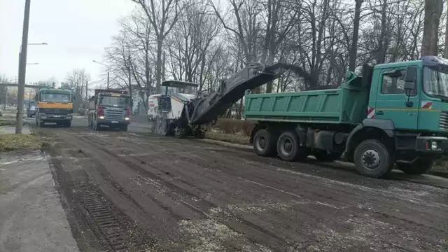 W czwartek, 22 lutego na Alei Tysiąclecia w Skarżysku-Kamiennej ruszyło frezowanie starej nawierzchni