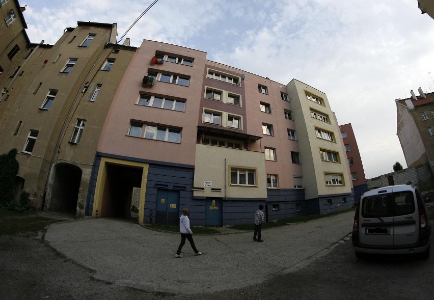 Legnica: Dziecko, które wypadło przez okno na Daszyńskiego, w szpitalu walczy o życie