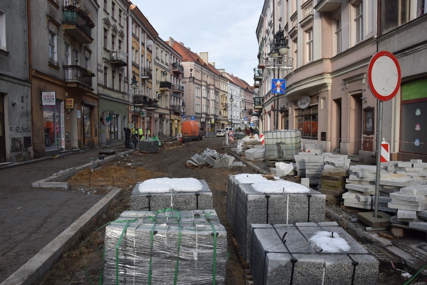 Zima odpuściła i prace w kaliskim Śródmieściu zostały...