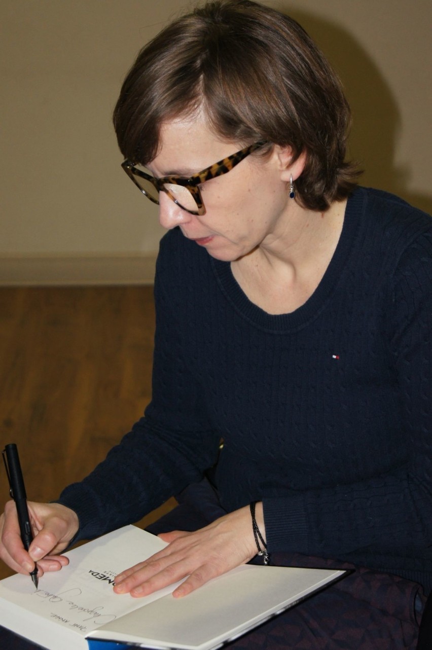 Biblioteka w Chodzieży zaprasza na spotkanie z reporterką i pisarką Magdaleną Grzebałkowską