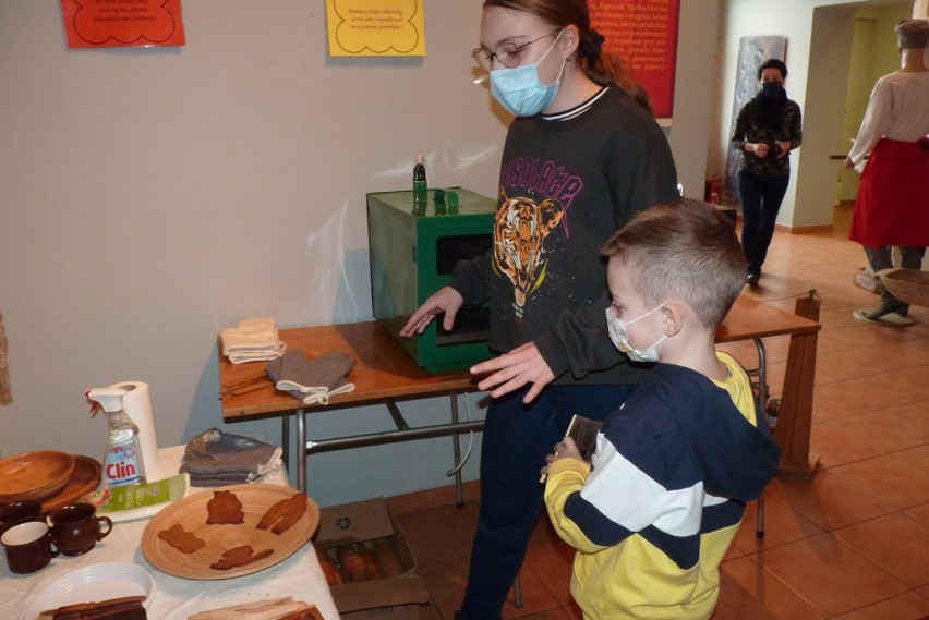 Wystawa "Toruńskie pierniki" w Muzeum Regionalnym w Radomsku. Zuzia i Olek upiekli własne ciasta [ZDJĘCIA]