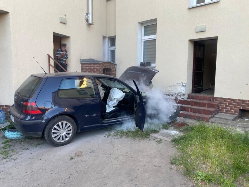 Przy ulicy Wojska Polskiego w Stargardzie kierujący volkswagenem golfem uderzył w budynek, przy ulicy Staszica zapalił się opel zafira