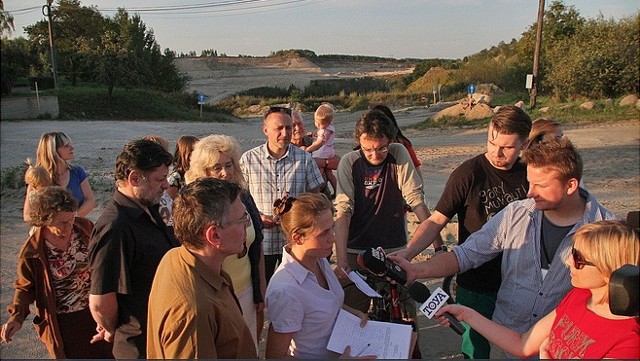 Mieszkańcy Stoków mają już zebranych ponad sto podpisów pod listem do prezydent Hanny Zdanowskiej, w którym sprzeciwiają się zasypywaniu żwirowni przy ul. Pomorskiej. Mieszkańcy proponują aby z 2 mln metrów sześciennych piachu z budowy dworca Fabrycznego usypać górę, tak jak wcześniej planowano.