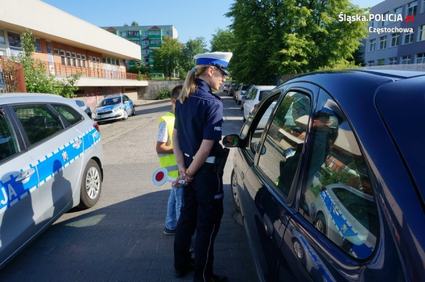 Zatrzymywali kierowców i wręczali laurki albo żółte kartki