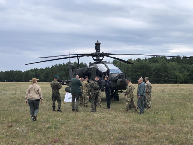 Minister Mariusz Błaszczak i ambasador Mark Brzezinski mieli okazję obejrzeć w akcji śmigłowce Apache