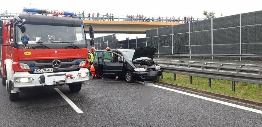 Wypadek na autostradzie A4 w Damienicach koło Bochni, trzy osoby zostały ranne, lądował śmigłowiec