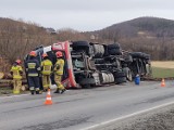 Ciężarówka z drewnem wywrócona w przydrożnym rowie koło Nowego Sącza