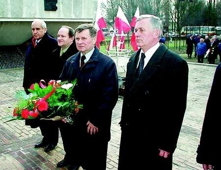 Zarząd Miasta Leszna Zbigniew Kowalczys, Zdzisław Adamczak, Tomasz Malepszy i Jan Wojciechowski składają wiązankę.