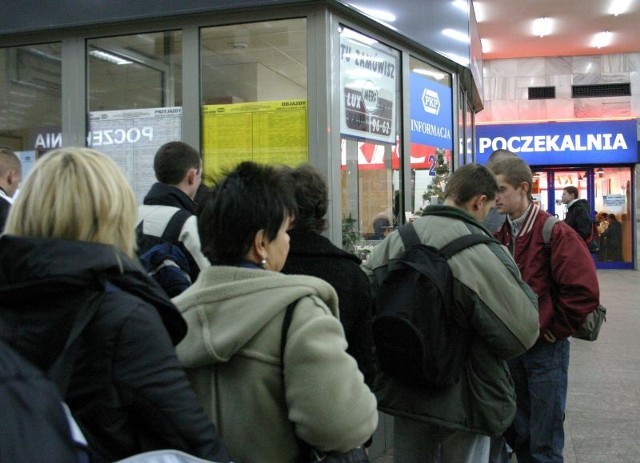 Na poznańskim dworcu ustawiały się długie kolejki podróżnych