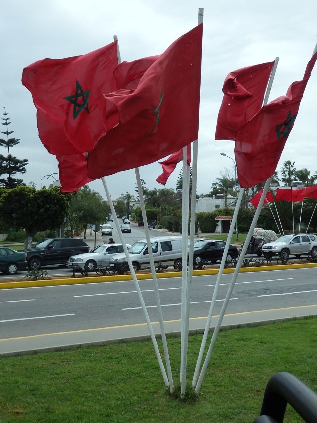 Rabat - jest stolicą Maroka od czasu uzyskania niepodległości  w roku 1956 . Lata 1912 - 1956 to czas francuskiego protektoratu.  Na czerwonej fladze państwa widnieje pięcioramienna gwiazda  symbolizująca 5 filar&oacute;w islamu.
Fot. Cecylia Markiewicz