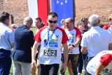 Bieg zamkowy 2018 w Malborku [ZDJĘCIA. cz. 4]. Biegacze na mecie i marsz nordic walking