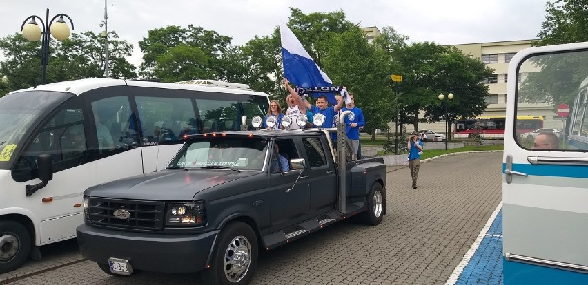 Przed halą widowisko-sportową (al. Niepodległości) oraz w...