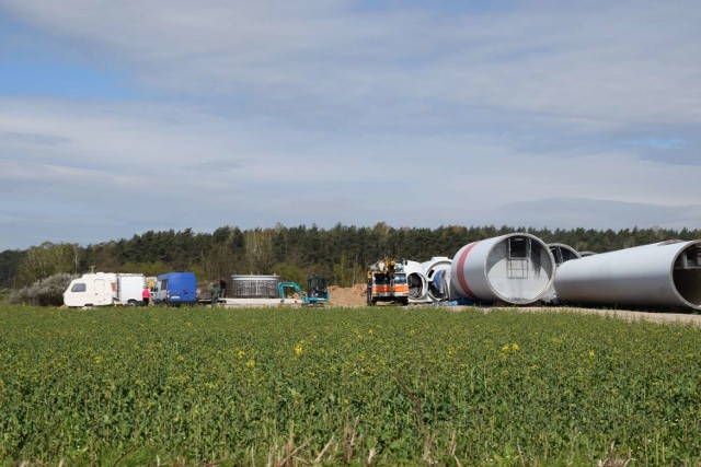 Pod Mieściskiem trwa budowa pierwszego wiatraka