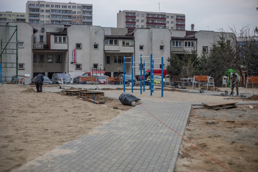 Plac zabaw na osiedlu Wyszogrodzka wkrótce zostanie otwarty. Będzie miejsce do zabaw dla dzieci i siłownia pod chmurką [ZDJĘCIA]