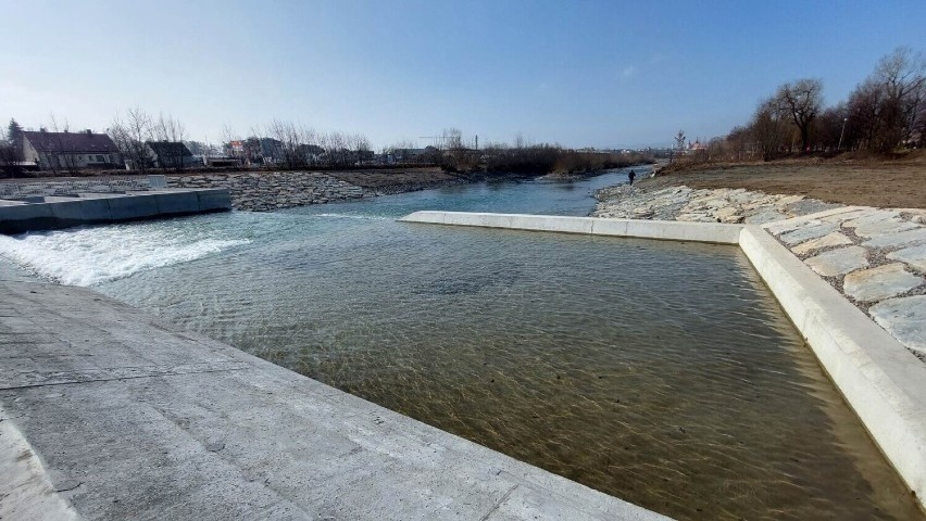 Jeden z wyremontowanych progów rzeki Kamienica w Nowym...