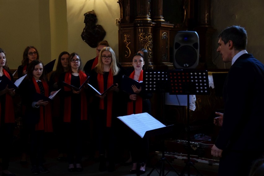 Koncert pieśni pasyjnych w kościele Franciszkanów w Wieluniu [ZDJĘCIA, WIDEO]