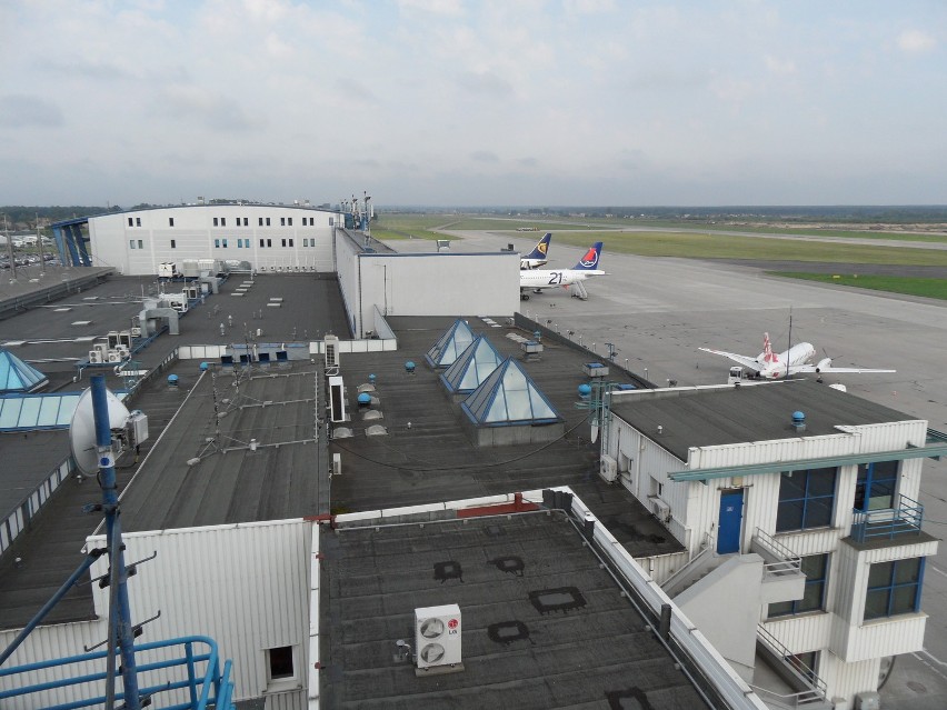 Lotnisko w Pyrzowicach - widok na zabudowania portu i...
