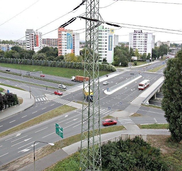 Skrzyżowanie na wiadukcie jest dla kierowców skomplikowane