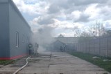 Pożar w garażu przy ulicy Kilińskiego w Ostrowcu Świętokrzyskim. Na miejscu znaleziono sprzęt do destylacji