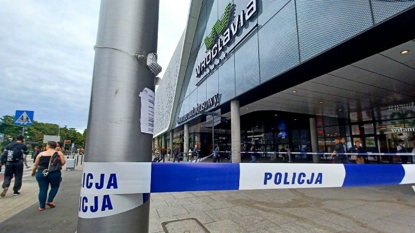 Nożownik zaatakował w centrum Wrocławia, pod galerią...