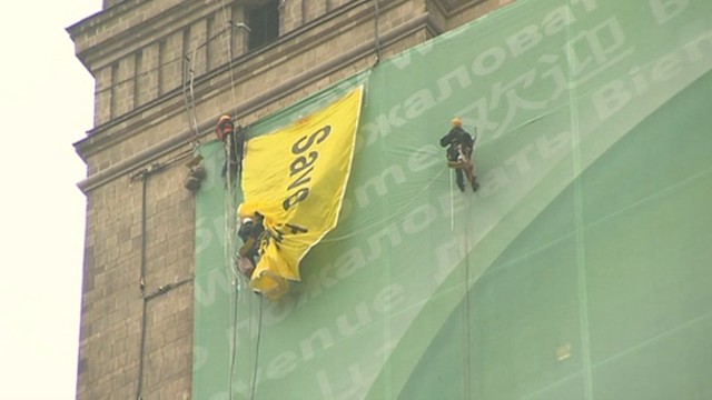 Aktywiści Greenpeace wywiesili baner na Pałacu Kultury i Nauki [wideo]