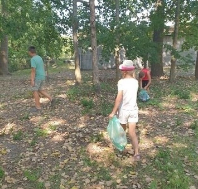 Wiele satysfakcji przyniosły dzieciom prace porządkowym w miejscowym parku. Kilka worków śmieci i miejsce to zmieniło się nie do poznania