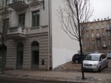 Kamienica przy Wschodniej 23 w Łodzi. Robotnicy pomalowali ścianę, omijając śmieci