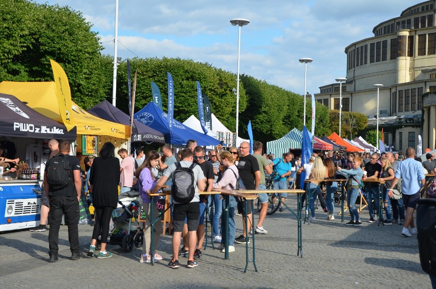 Tłumy pod Halą Stulecia, 20 stoisk z przeróżnymi piwami, 20...