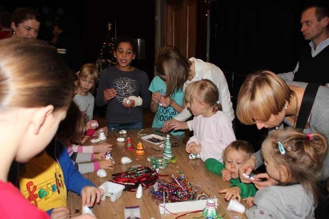 Młodzieżowy Dom Kultury im. Wł. Broniewskiego organizuje zajęcia przyrodnicze, fotograficzne, filmowe a także muzyczne. Dla dzieci przygotowano także warsztaty plastyczne. Lekcje będą się odbywać w zorganizowanych grupach od poniedziałku do piątku.

Młodzieżowy Dom Kultury im. Wł. Broniewskiego, ul. Łazienkowska 7

Specjalnie dla naszych Czytelników przygotowaliśmy też przegląd zimowych atrakcji w warszawskich dzielnicach:
* Ferie zimowe 2013 na Mokotowie. Sprawdź, co będzie się działo [PROPOZYCJE]
* Ferie zimowe 2013 na Woli. Co będzie się działo?
* Ferie zimowe 2013: Wilanów pełen atrakcji
* Ferie zimowe 2013 w Śródmieściu. Sprawdź, co będzie się działo
* Ferie zimowe 2013 na Bemowie. Sprawdź, co będzie się [b]działo [PROPOZYCJE]
* Ferie zimowe 2013 na Białołęce. Sprawdź, co będzie się działo [PROPOZYCJE]