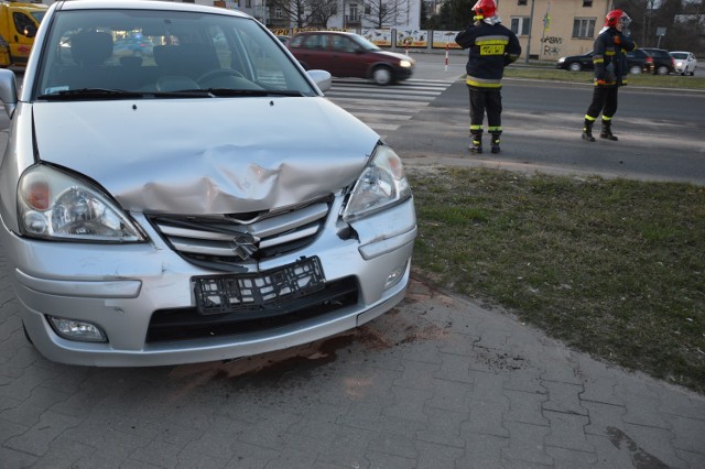 Kolizja przy przejściu dla pieszych przy ul. Dzielnej w Piotrkowie