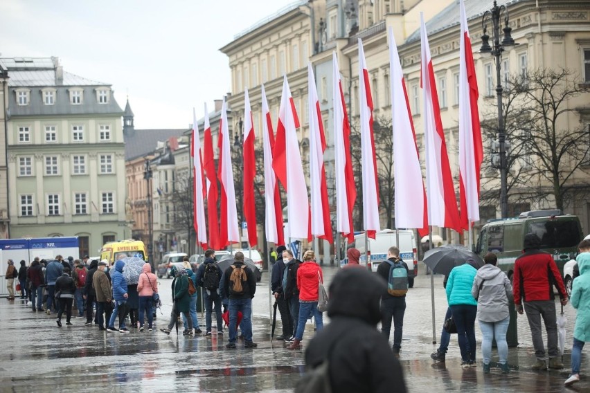 Kraków. Kolejny dzień masowych szczepień na Rynku Głównym. Zainteresowanie jest ogromne. Rząd zwiększa pulę szczepionek [ZDJĘCIA]