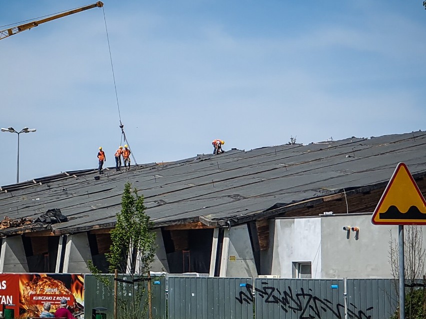 Trwa wymiana dachu hali Trapez w Lesznie