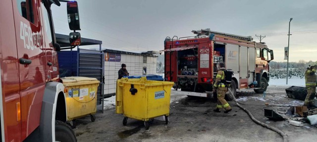 W Skorzewie doszło do pożaru na stacji paliw. W akcji brało udział 6 zastępów straży pożarnej.