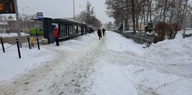Od rana w piątek, 16 grudnia mamy kolejny atak zimy w Kielcach. Obficie sypie śnieg. Chodniki w centrum Kielc są całkowicie zasypane, nikt ich nie odśnieża. Jest bardzo ślisko. Pady na przejściach dla pieszych są ledwo widoczne, pokryte błotem pośniegowym.

Zobacz w galerii zdjęć, jak wyglądają chodniki w centrum Kielc >>>