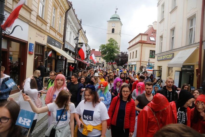 Barwny korowód przeszedł przez Rzeszów. Tak studenci rozpoczęli KultURalia 2019!