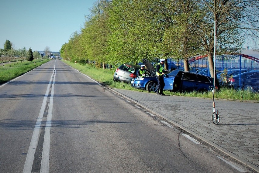 Między Bytowem a Dąbiem zderzyły się audi i volkswagen. Kierowca audi nie ma prawa jazdy