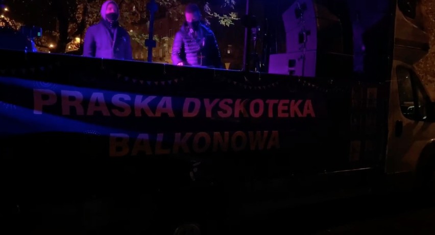 Mobilna dyskoteka w Warszawie. Po ulicach Pragi-Północ jeździła ciężarówka z DJ-em