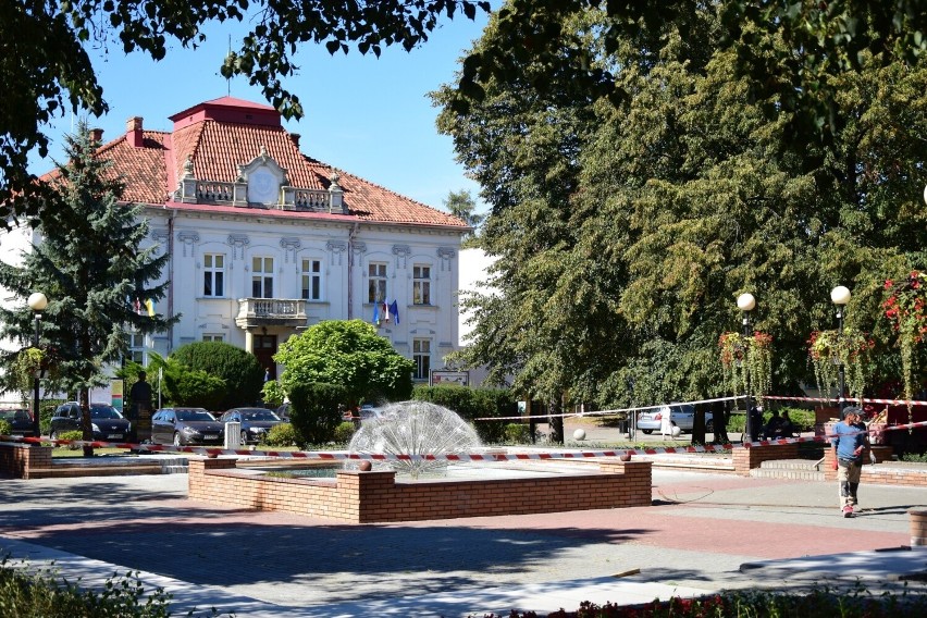 Remont wokół fontanny na placu Antoniego Surowieckiego w Tarnobrzegu. Wkrótce będzie gdzie posiedzieć. Zobacz, co się zmieni 