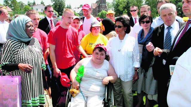 Szejkini Kuwejtu (pośrodku w białej bluzce) i senator Kogut (pierwszy z prawej) podczas otwarcia spartakiady