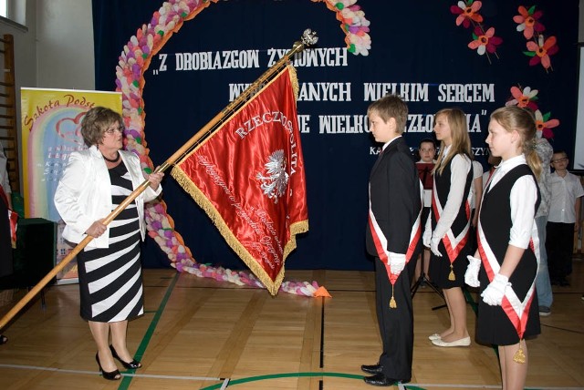 Przekazanie nowego sztandaru ufundowanego przez Radę Rodziców Szkoły Podstawowej Nr 4 dla społeczności szkolnej