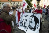 Kaczyński w urodziny odwiedzi Wawel. Zwolennicy i przeciwnicy protestują [ZDJĘCIA]