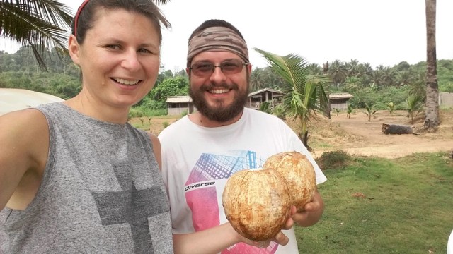 Podczas wizyty w Wybrzeżu Kości Słoniowej bełchatowianie Anita Pacholczyk i Piotr Hałaszkiewicz mogli skosztować pysznych kokosów prosto z drzew