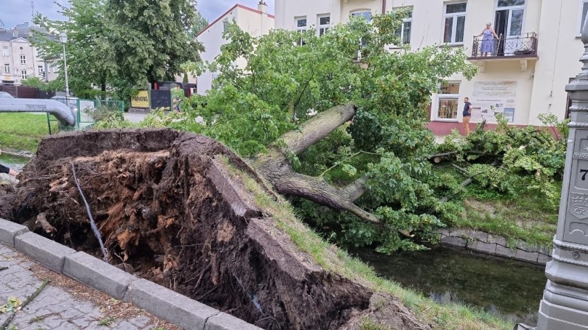 Nawałnica jaka przechodziła nad Kielcami w piątek po...