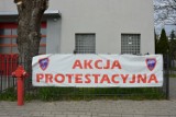 Strażacy ze związku zawodowego "Florian" prowadzą akcję protestacyjną w Lęborku