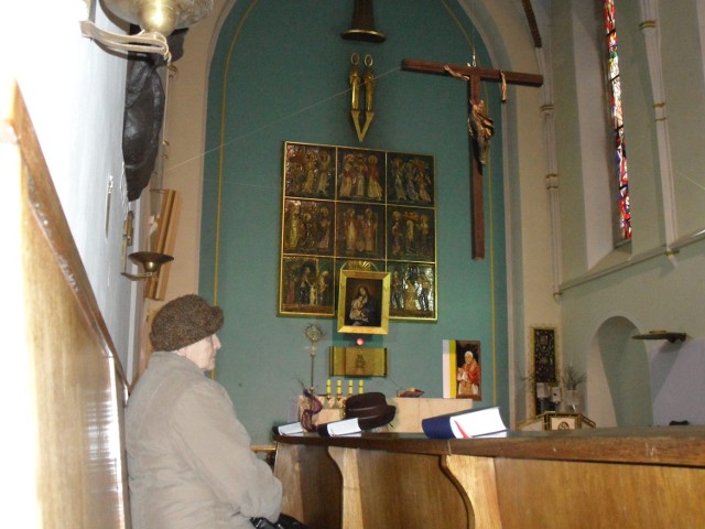Od poniedziałku żorzanie modlą się w kościele pod zniszczonym krzyżem i figurą Jezusa