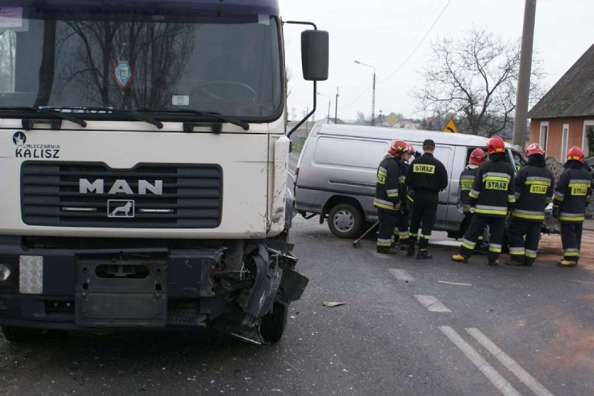 W Piotrowie pod Kaliszem zderzył się bus z ciężarówką